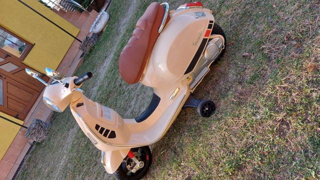 Scuter electric Vespa pentru copii