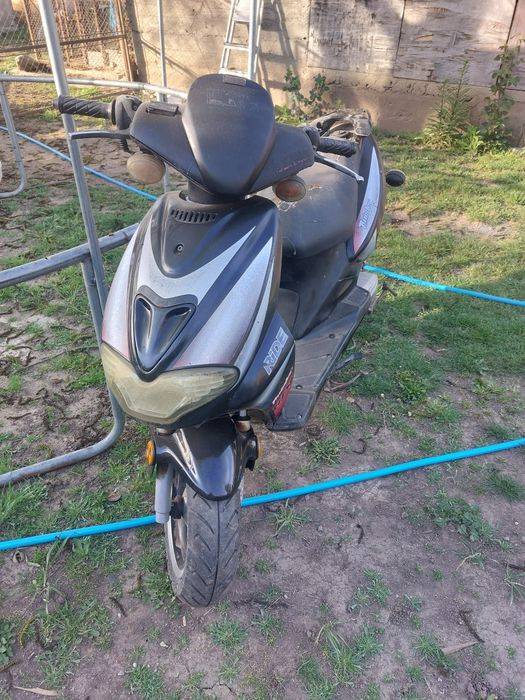 Vând  sau schimb ambele scutere la 2500