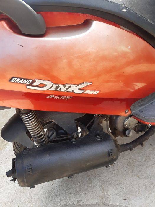 Boxa și scuter kymco