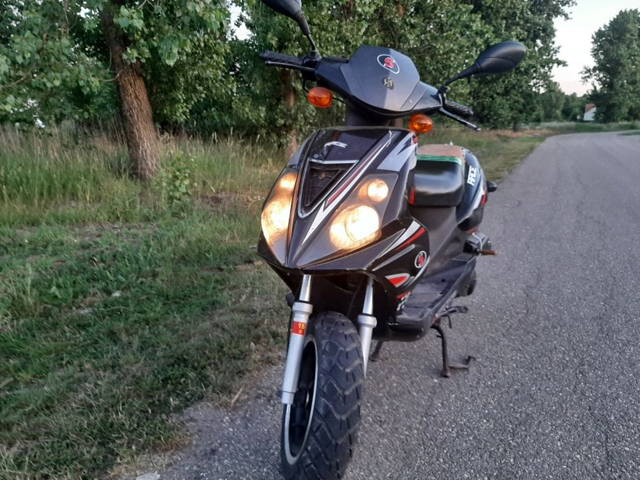 Scuter moped de 50 cm 4 T schimb cu remorca auto