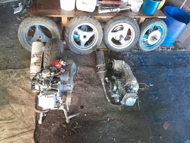Vând urgent 2 motoare scuter 4 timpi roată pe 12 preț 500 lei