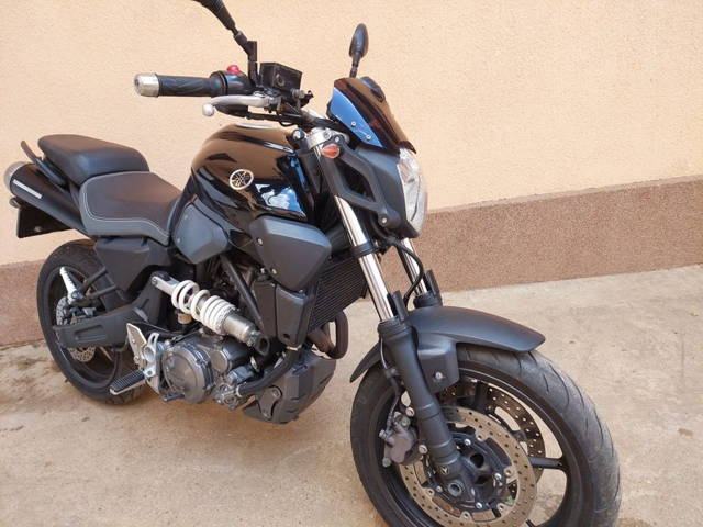 Motocicleta Yamaha MT03