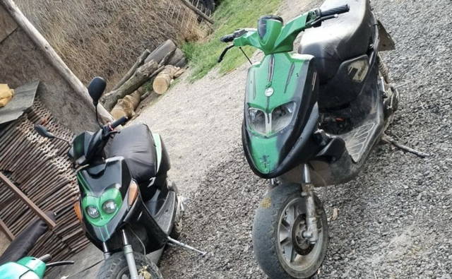 Se da la schimb doua scutere de 80cc pe unu functional!