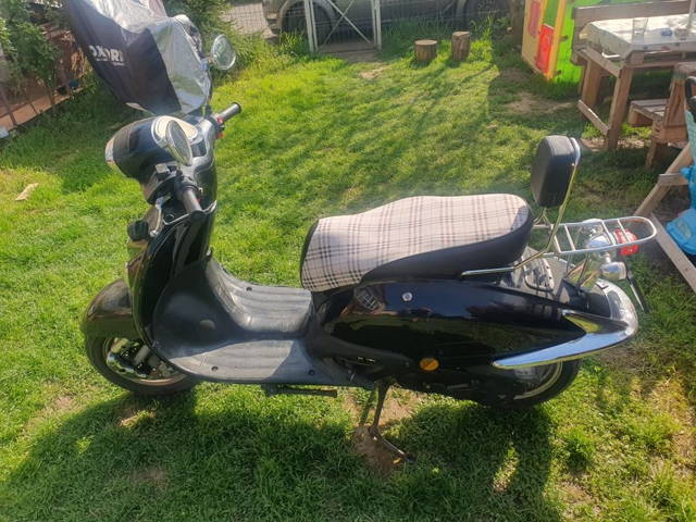 Znen Bella – scuter retro cu motor GY6 80cc, pregătit de drum!
