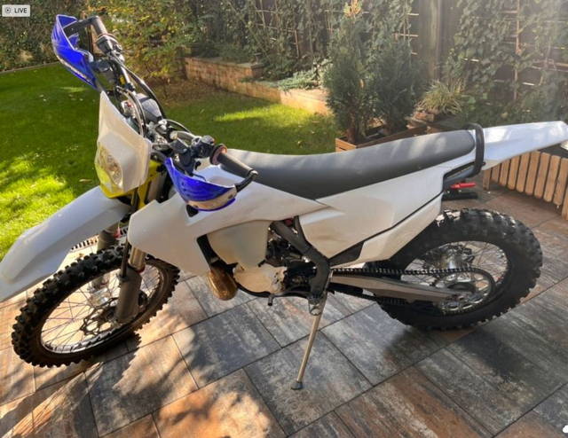 Enduro Moto Husqvarna F2403V7 TE300i 2022