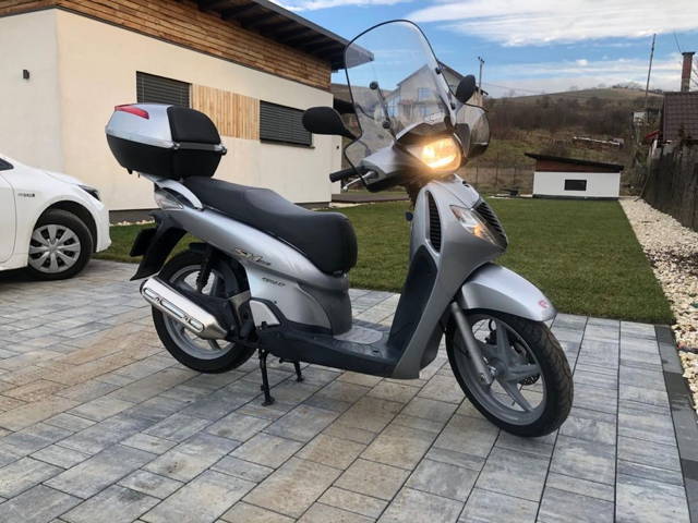 Scooter  SH125    Se conduce cu categoria  B