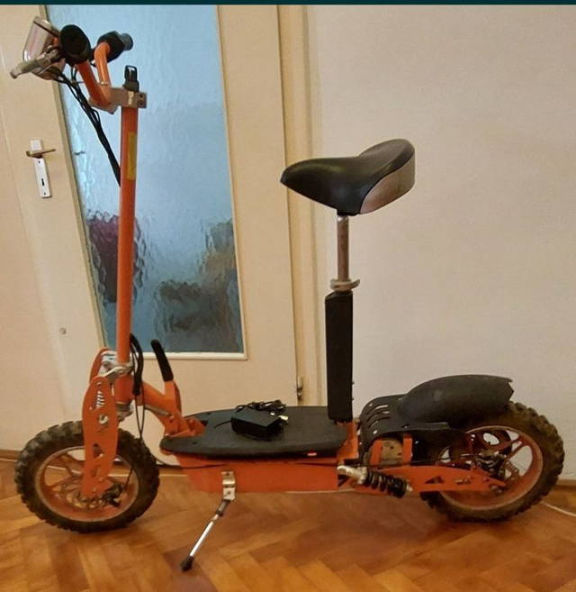 Vând trotinetă electrică