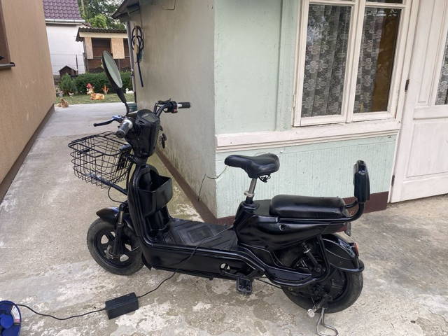 Scuter electroc negru fără permis