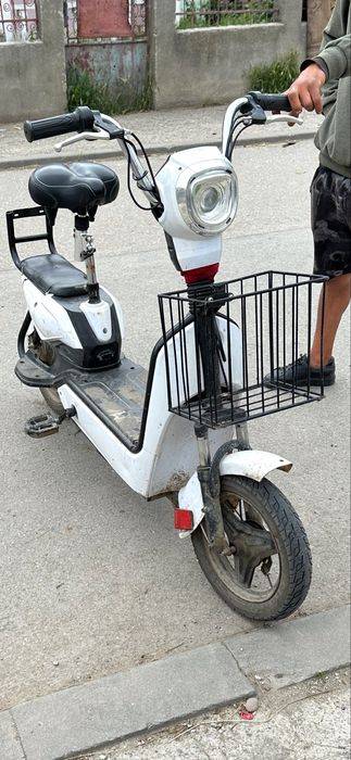 De vanzare scuter electric functional fff bn bateri noi mai mlt la tel