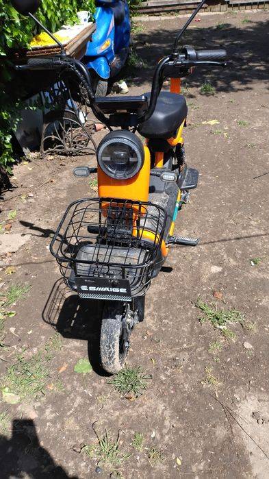 Vând scuter electric autonomie 50 km viteza maxima 25 km/h preț 2500
