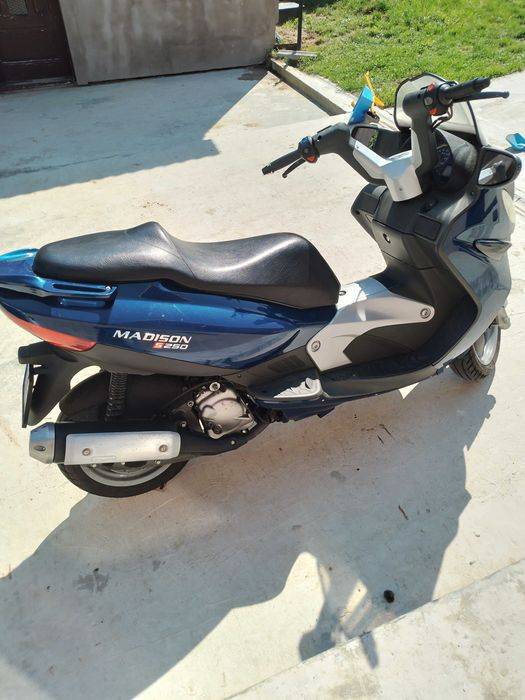 Vând sau schimb scuter Malaguty Madison 250 ,,S,,