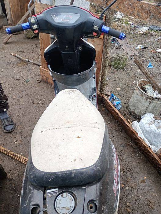 Scuter de vanzare merge tot pe el pornire la pedala pret negociabil