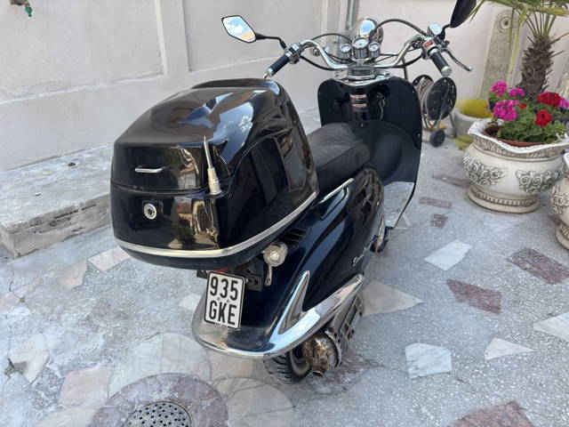 Scuter de vnzare cruiser de 49 cm  este in patru timpi  anu 2017