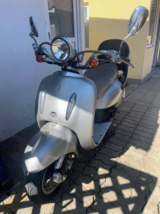 Scuter gri retro