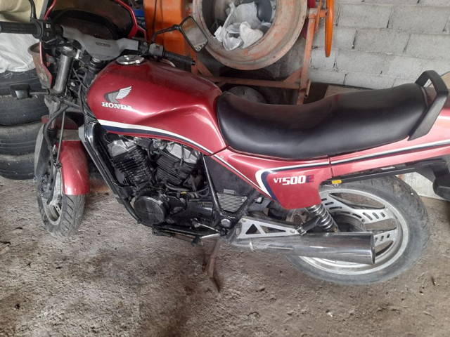 Vând motocicleta Honda Vt 500 cm
