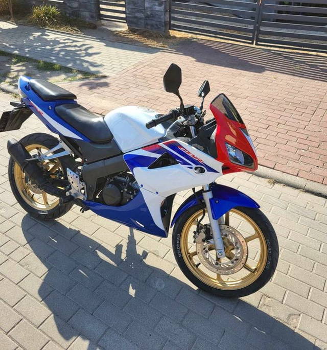 Motocykl honda CBR 125r