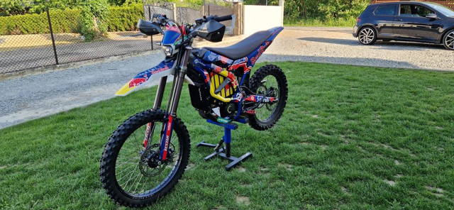 Surron Ultra Bee. Homologacja*Red Bull*Zarejestrowany