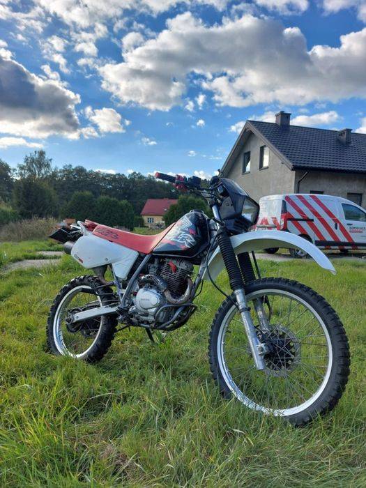 Honda xlr 125 cm³ 
Opona z tyłu mitas e09 90%
O