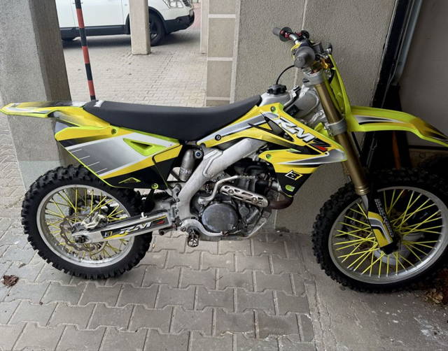 Cross Suzuki RMZ 450 z 2010 roku.