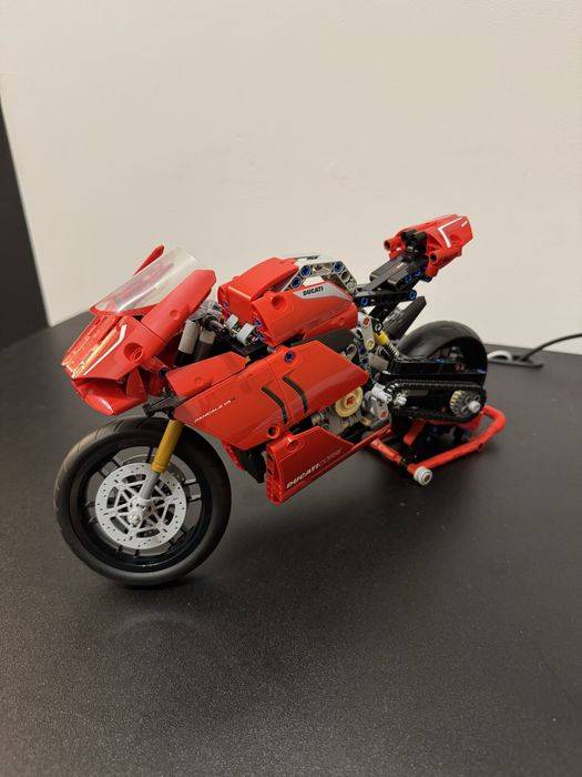 LEGO 42107 Technic Ducati Panigale V4 R