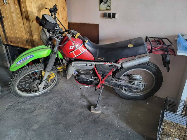 Motor enduro z papierami