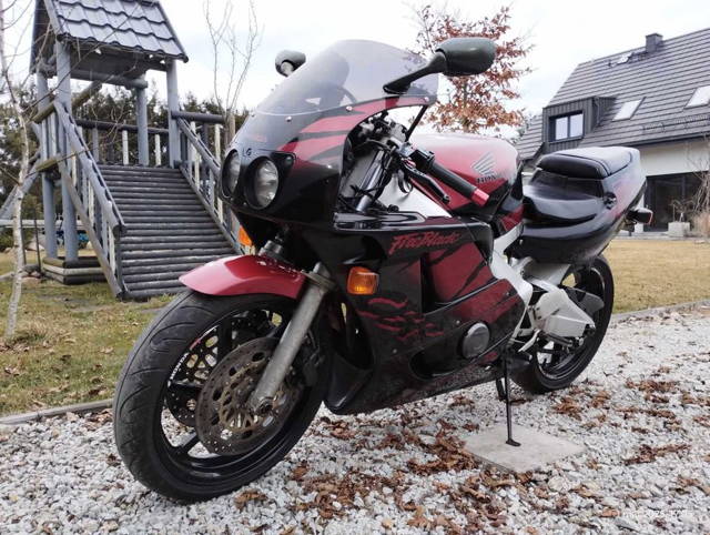 Honda CBR400 RR Fireblade - z rodziny kultowych SC28, rywal ZXR400