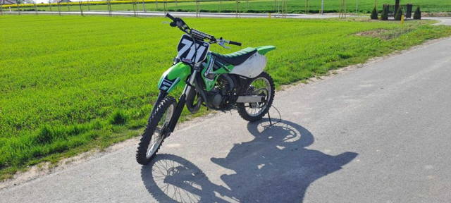 Sprzedam Kawasaki KX 125 z 2003r w bardzo dobrym stanie 32mth nalotu.