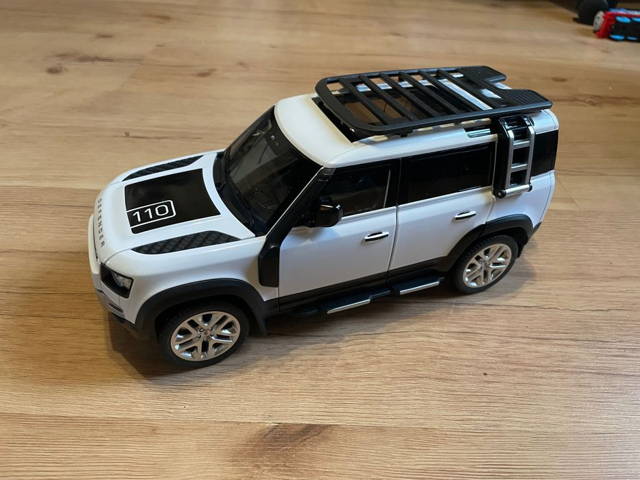 Land Rover Defender 110 skala 1/18