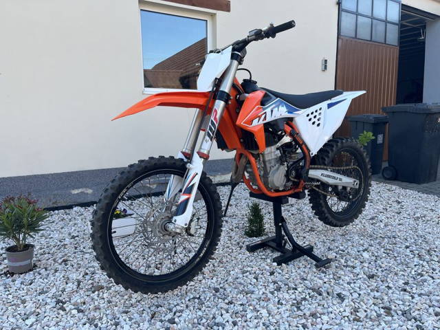 Ktm  sxf  450. 2022 rok