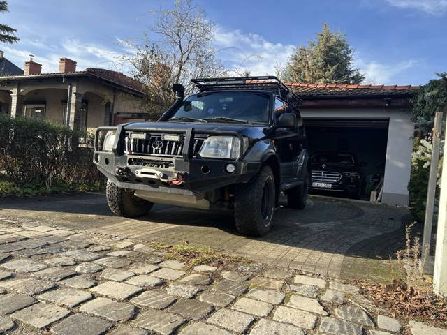 Toyoty Land Cruiser z 2001 roku. Silnik 3.0 diesel.