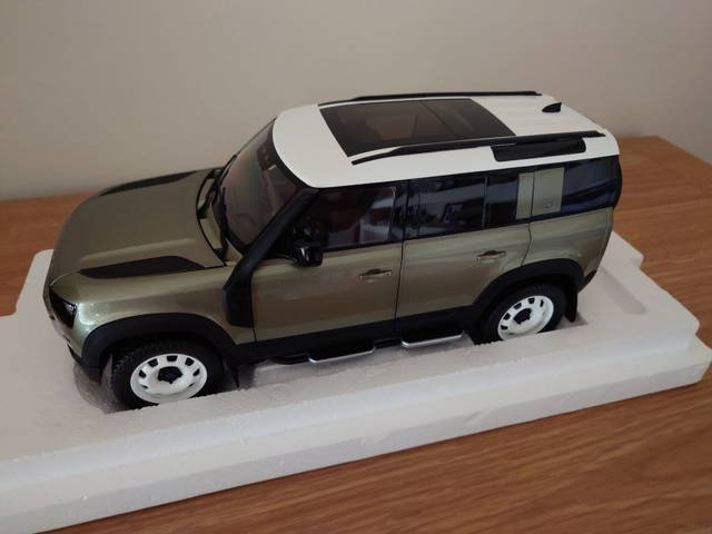 Model Land Rover 1:18 Almost Real