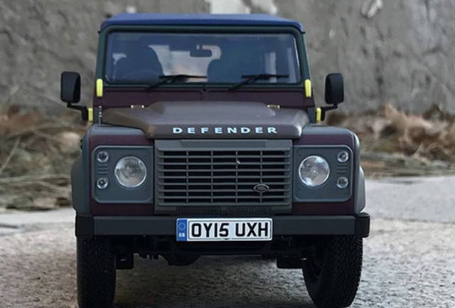 Land Rover Defender logo emblemat