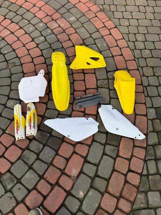 komplet blotnik plastikow boczek oslony kratka suzuki rm 85 r 00-24