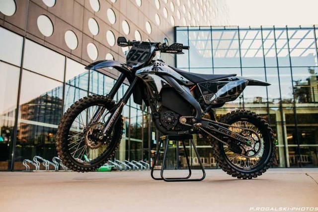 ELEKTRYK! Motocykl elektryczny o mocy 30kW, konwersja Kawasaki KX 250F