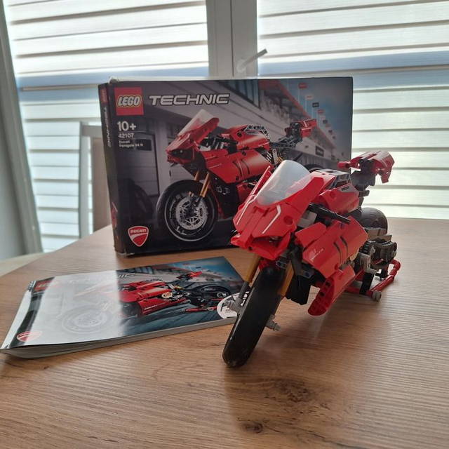 LEGO 42107 Technic Ducati Panigale V4 R