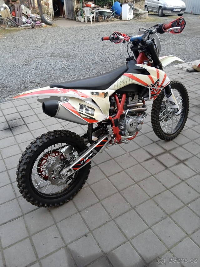Téměř nové terénní moto 300ccm/4-takt,el.startér