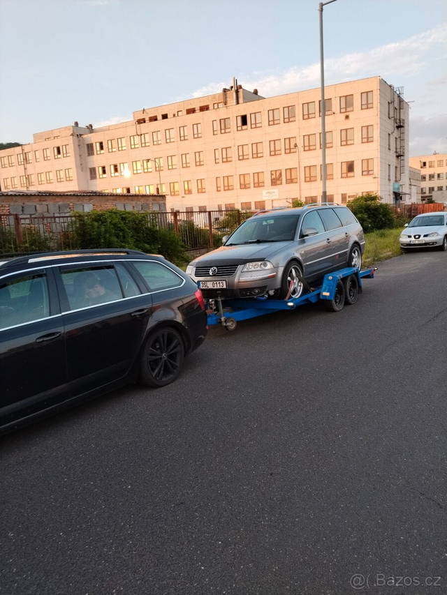 Prodám podval na auta stará česká výroba nová STK