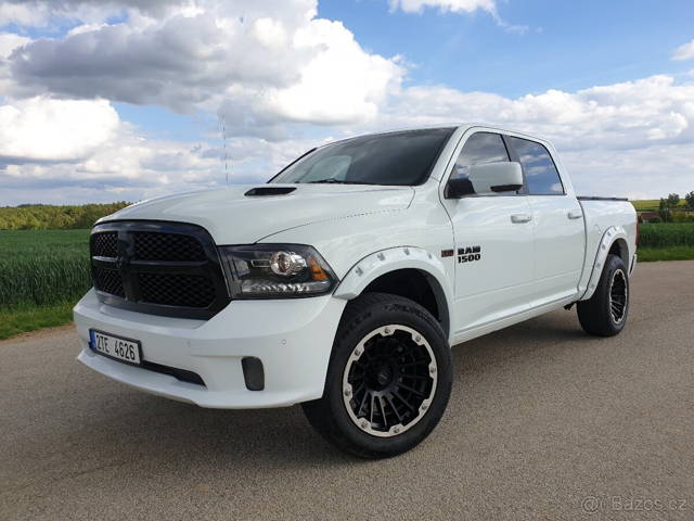 Dodge RAM 1500 Sport 5.7 V8 HEMI 4x4 Vzduch. podvozek