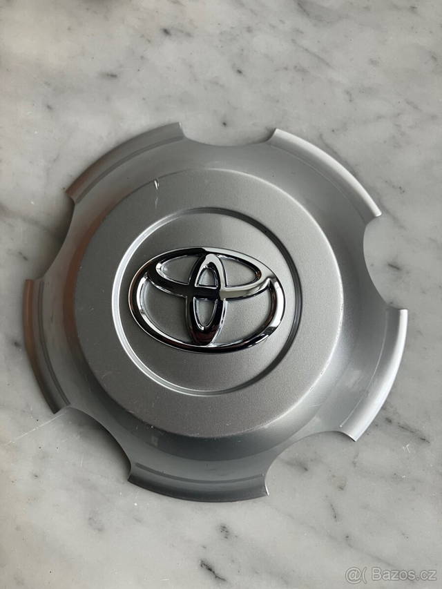 Poklička / kryt náboje Toyota Land Cruiser