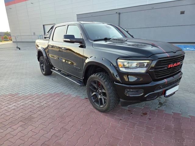 DODGE RAM 1500 LARAMIE 5.7 HEMI V8 401PS FULL LED KOLESO 22