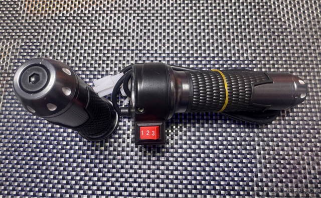 Chromované gripy s ovladačem plynu a přepínačem rychlostí