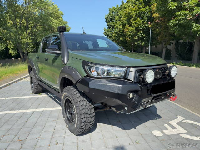 Toyota Hilux Double Cab - PLNÁ VÝBAVA