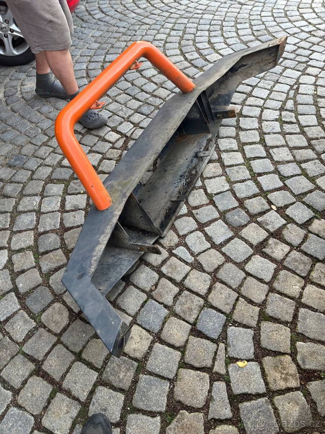 Pevnostní nárazník Hilux/runner 1990