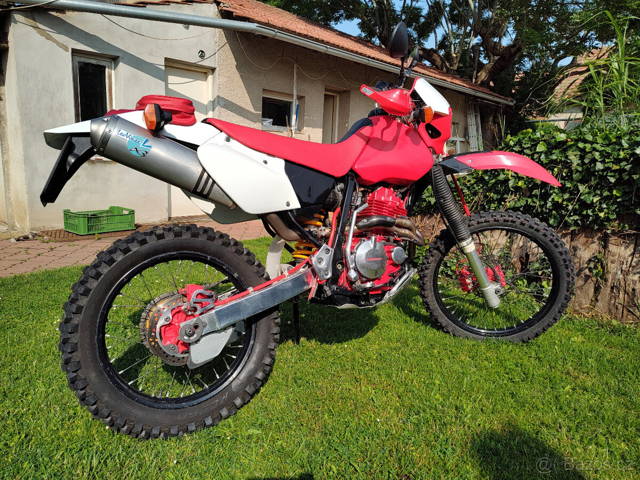 Honda XR400R v perfektním stavu.