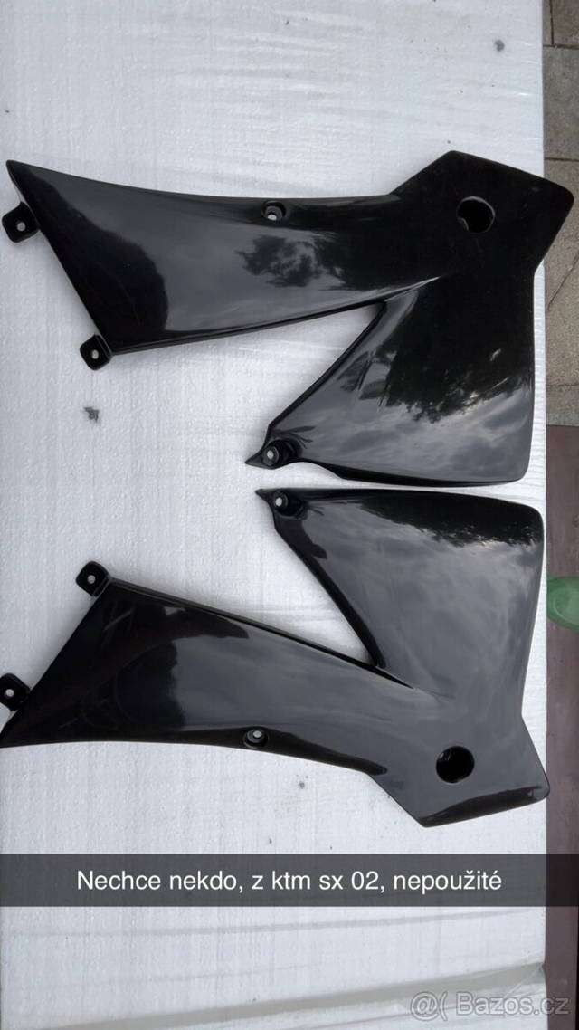 Plasty u nádrže z ktm sx 02