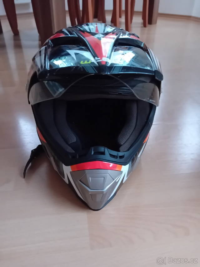 Motorkářská helma