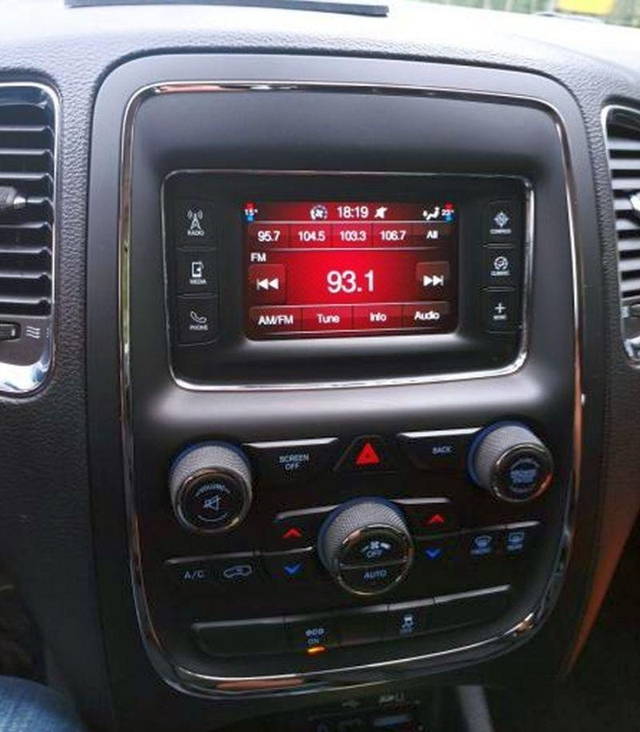 Autorádio včetně panelu s ovládacími prvky Dodge Durango
