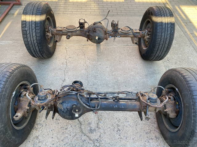 Přední a zadní náprava Nissan Patrol Y61
