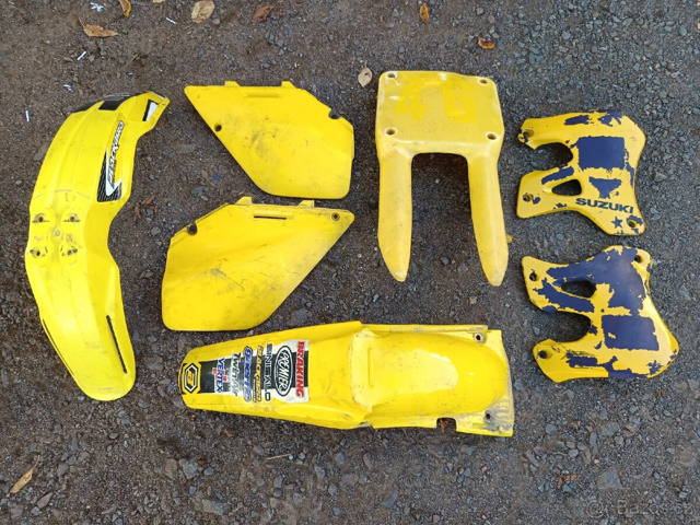 Prodám sadu plastů Suzuki Rm125