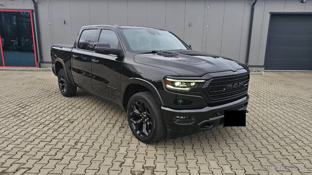 Dodge Ram 1500 Limited Black Head-up pneumatika